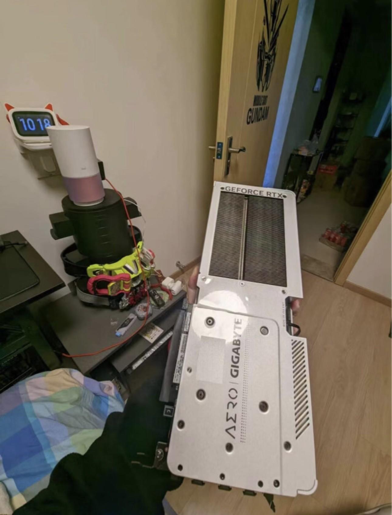 技嘉雪鹰RTX4070Ti:白色海景房の冰山美人!这性能是偷了4080的芯?